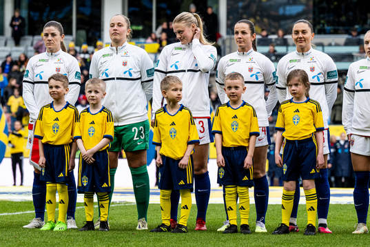Norwegian football team with kids