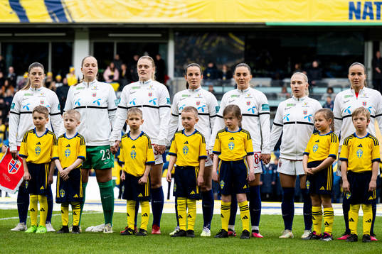 Norwegian football team with kids