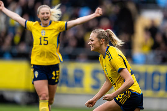 Fridolina Rolfö of Sweden celebrate 1-0