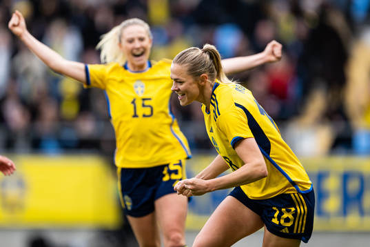 Fridolina Rolfö of Sweden celebrate 1-0