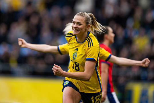 Fridolina Rolfö of Sweden celebrate 1-0