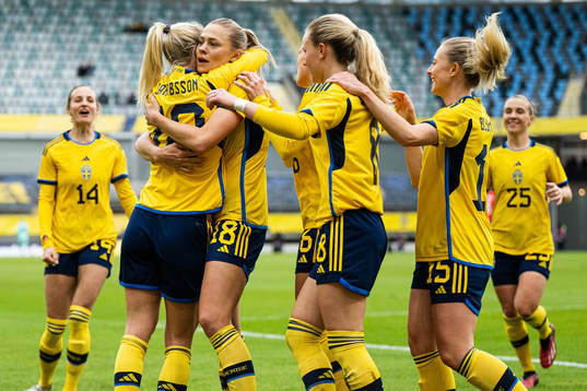 Fridolina Rolfö of Sweden celebrate 1-0