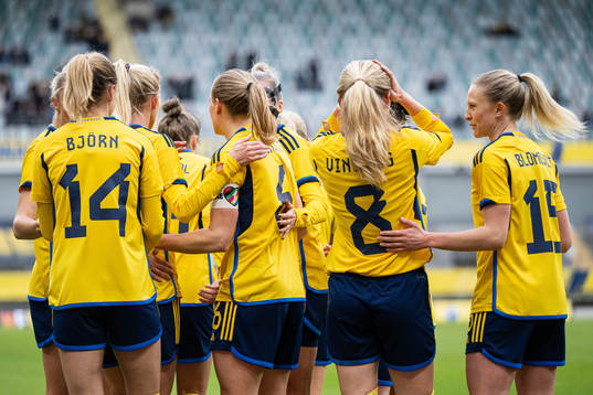The Swedish layers celebrates 1-0