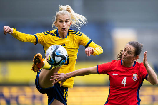 Sofia Jakobsson of Sweden and Tuva Hansen of Norway