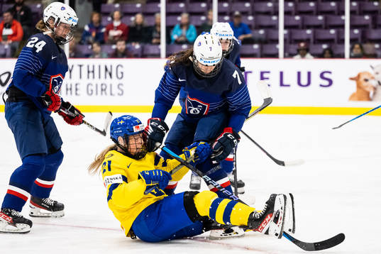 Lova Blom of Sweden and Lucie Quarto of France