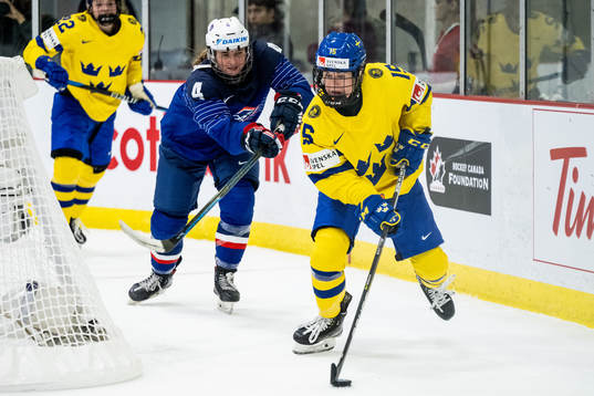 Louanne Mermier of France and Lisa Johansson of Sweden