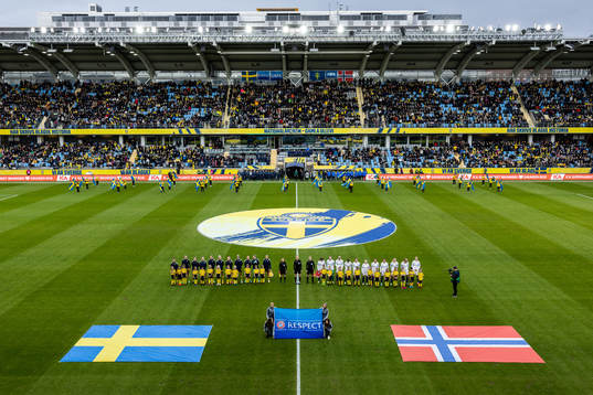 Players of Sweden and of Norway line up