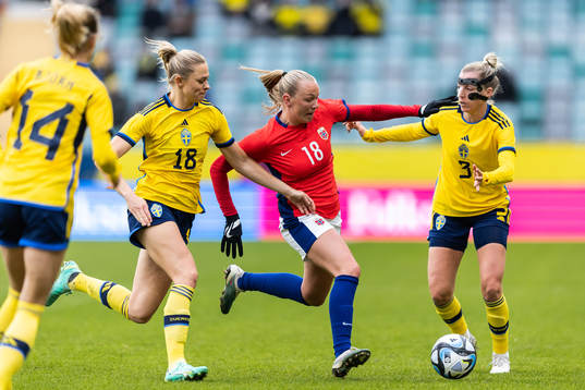 Fridolina Rolfö and Linda Sembrant of Sweden against Frida