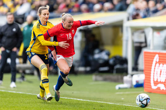 Nathalie Björn of Sweden and Frida Maanum of Norway