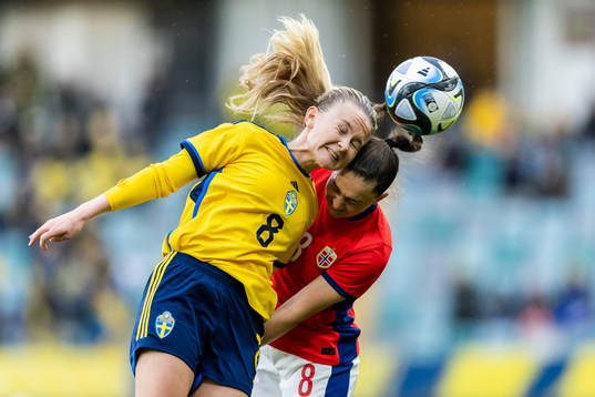 Matilda Vinberg of Sweden and Vilde Bøe Risa of Norway