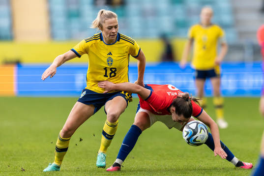 Fridolina Rolfö of Sweden and Vilde Bøe Risa of Norway