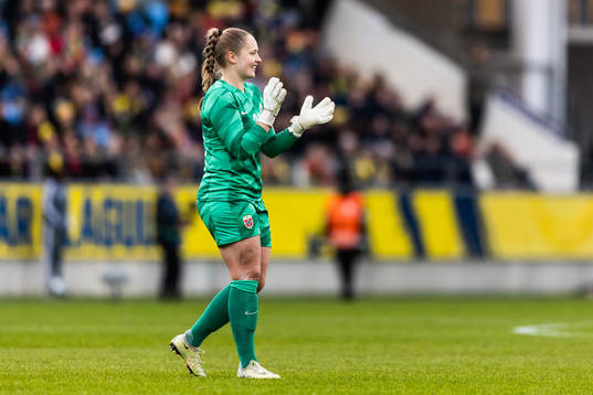 goalkeeper Aurora Mikalsen of Norway celebrates