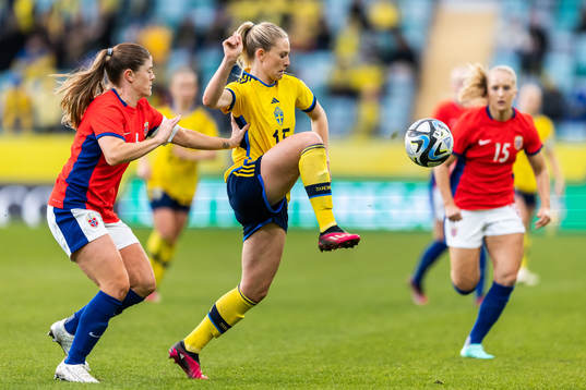 Maren Mjelde of Norway and Rebecka Blomqvist of Sweden