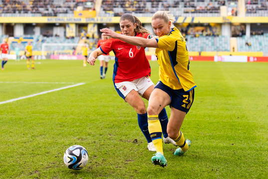Maren Mjelde of Norway and Jonna Andersson of Sweden