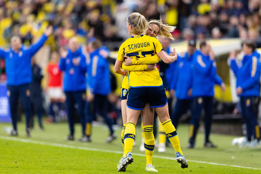 Olivia Schough of Sweden celebrates scoring 3-2 with team