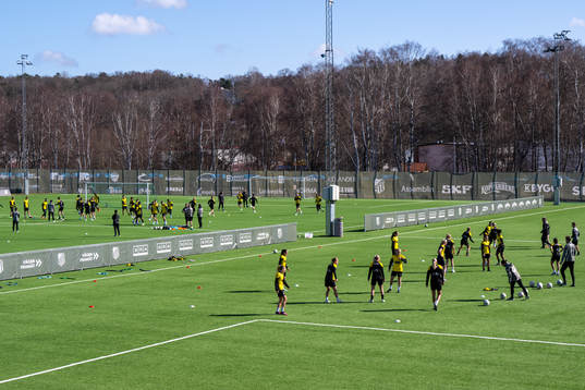 Dam- och herrlaget tränar bredvid varandra på Gothia Park