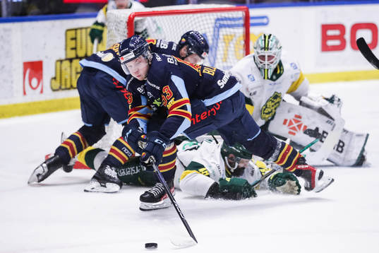 Djurgårdens David Blomgren framför Björklövens målvakt