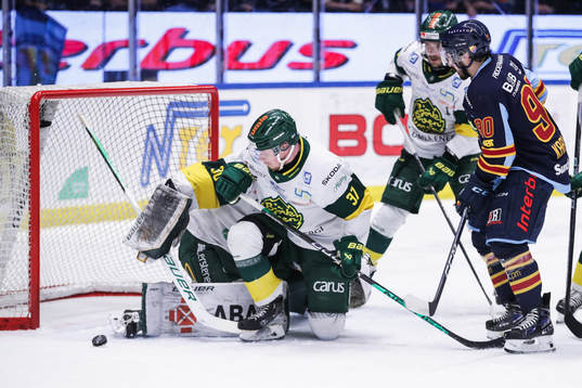 Djurgårdens Kevin Karlsson framför Björklövens målvakt