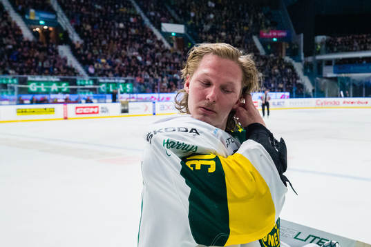 Björklövens målvakt Joona Voutilainen deppar