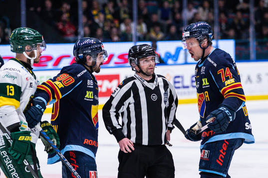 Djurgårdens Kevin Karlsson och Nicklas Danielsson reagerar