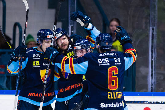 Djurgårdens Cameron Schilling jublar
