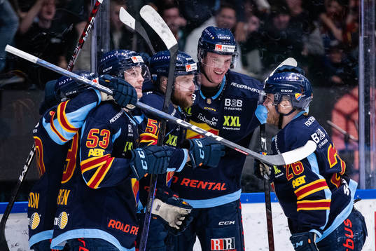 Djurgårdens Fredrik Forsberg jublar med lagkamrater