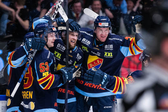Djurgårdens Fredrik Forsberg jublar med lagkamrater
