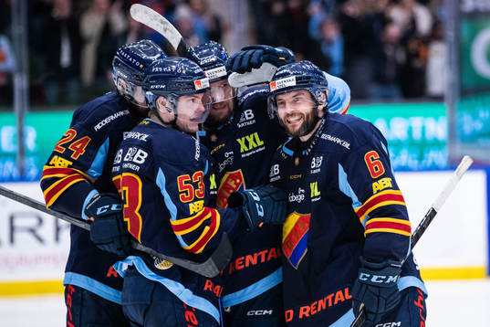 Djurgårdens Stefan Elliott jublar med lagkamrater