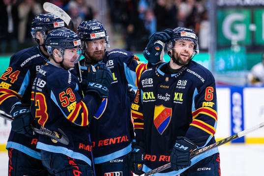 Djurgårdens Stefan Elliott jublar med lagkamrater