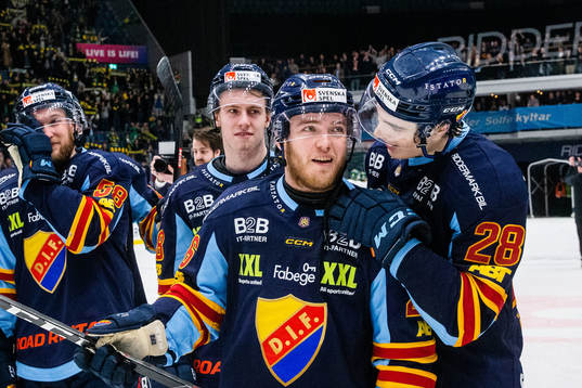 Djurgårdens Emil Berglund och Liam Öhgren jublar