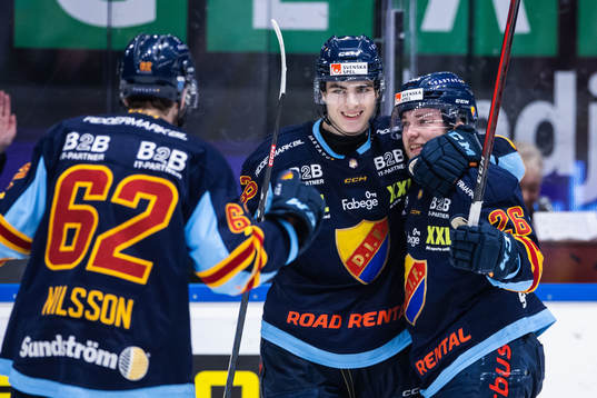 Djurgårdens Emil Berglund jublar med Liam Öhgren
