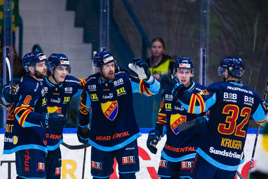 Djurgårdens Cameron Schilling jublar med Stefan Elliott