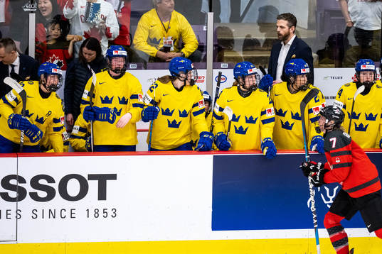 Players of Sweden looks dejected