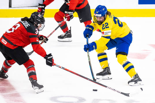 Jocelyne Larocque of Canada and Hanna Thuvik of Sweden
