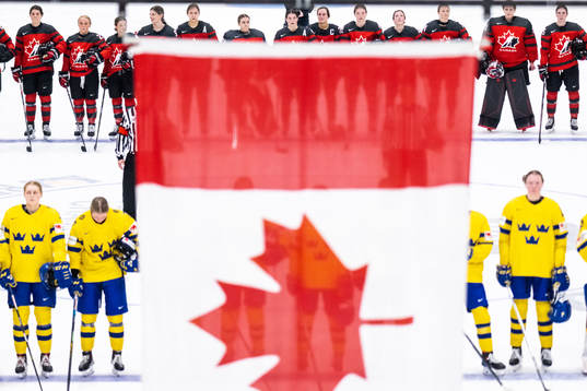 Players of Canada and of Sweden