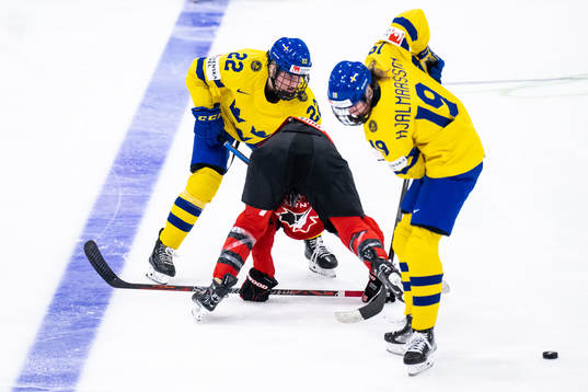 Hanna Thuvik and Sara Hjalmarsson of Sweden