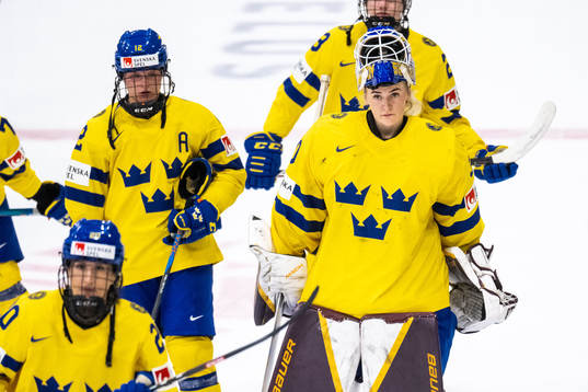 Maja Nylén-Persson and goaltender Emma Söderberg of