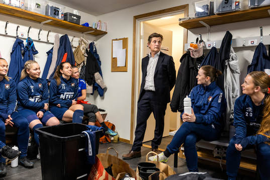 Bläddra bland fler bilder av Fotboll, Örgrytes damträning