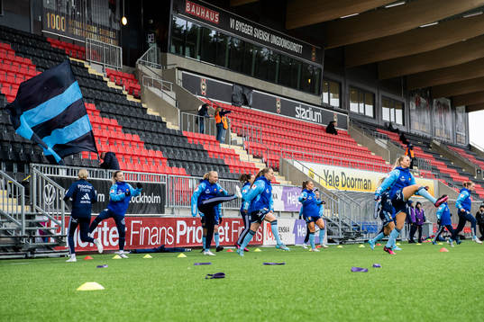 Djurgårdens spelare värmer upp