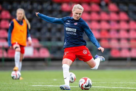FC Rosengårds Emilia Larsson värmer upp