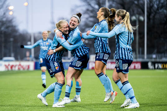 Djurgårdens Hayley Dowd jublar med lagkamrater