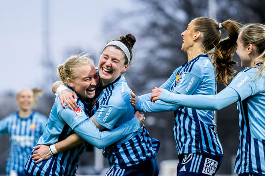 Djurgårdens Hayley Dowd jublar med lagkamrater
