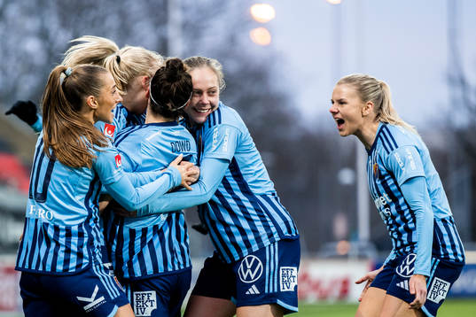 Djurgårdens Hayley Dowd jublar med lagkamrater