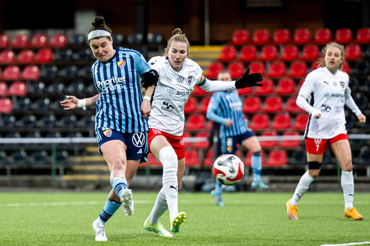 Djurgårdens Hayley Dowd och FC Rosengårds Emma Berglund