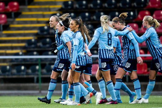Djurgårdens Matilda Plan jublar med lagkamrater