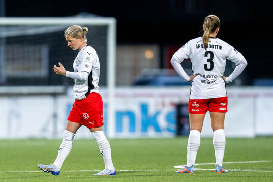 FC Rosengårds Emilia Larsson och Gudrun Arnardottir deppar
