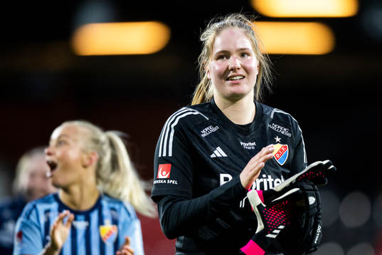Djurgårdens målvakt Elvira Björklund jublar