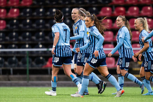 Djurgårdens Matilda Plan jublar med lagkamrater