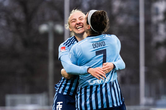 Djurgårdens Hayley Dowd jublar med Stinalisa Johansson