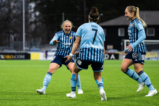 Djurgårdens Hayley Dowd jublar med Stinalisa Johansson och
